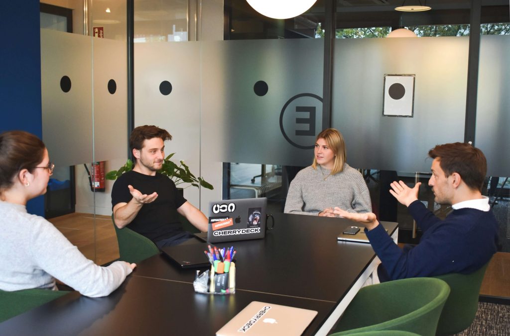 Equipo de trabajo participando en una reunión de evaluación como parte de un proceso con pruebas de selección de personal.