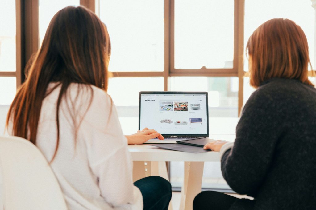 Equipo de recursos humanos revisando resultados en laptop como parte de la aplicación de exámenes psicométricos para trabajo