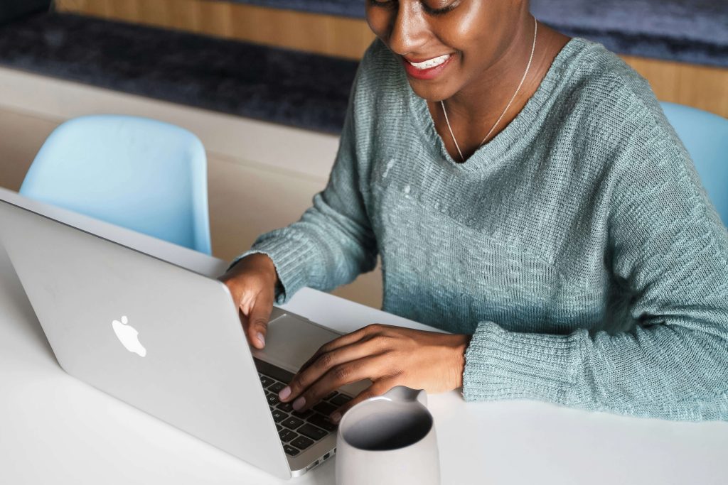 Candidata respondiendo preguntas en laptop durante proceso de selección enfocado en qué preguntar en una entrevista de trabajo