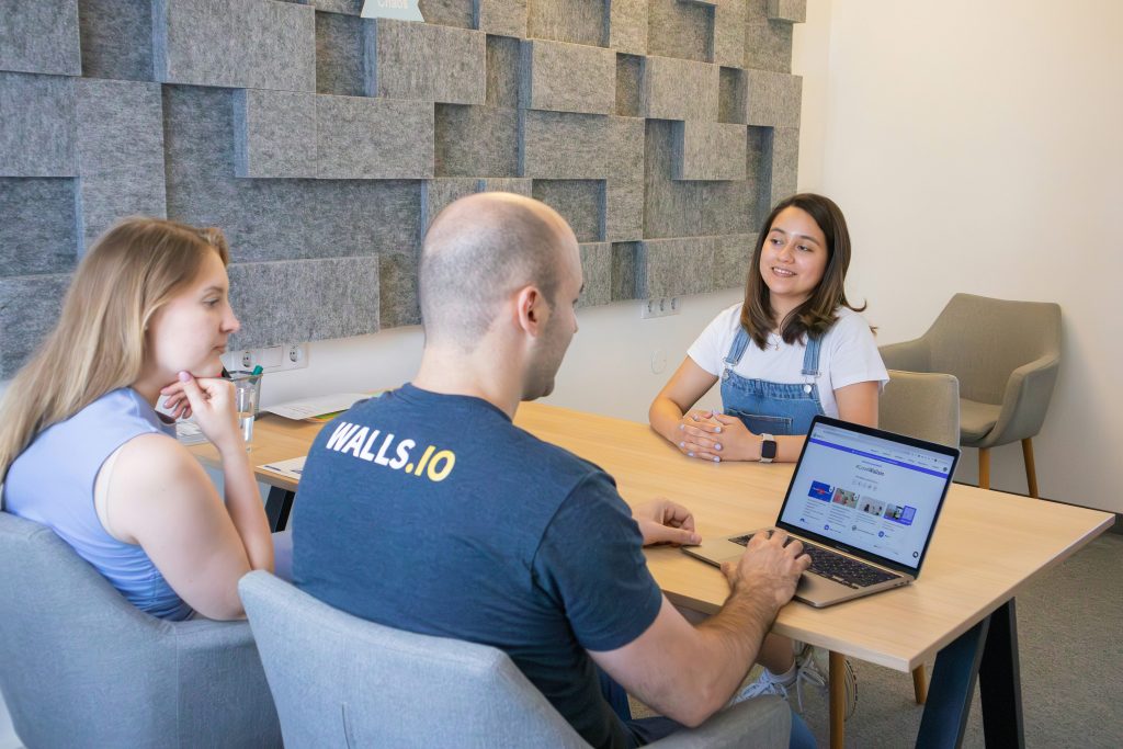 Entrevistadora evaluando razonamiento de candidato durante proceso de evaluación de la inteligencia en selección de personal